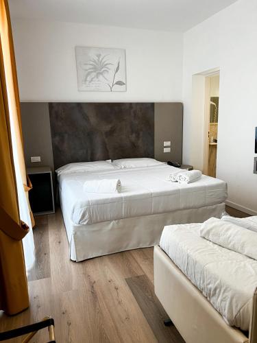 1 queen bed, 1 twin bed