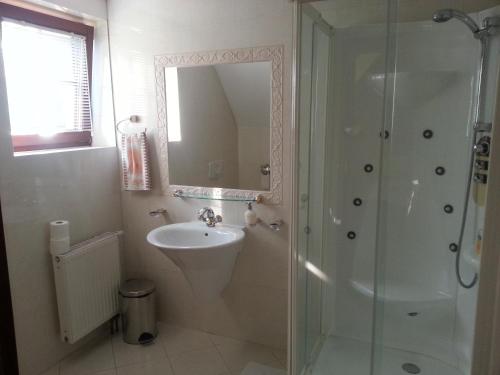 2 bedrooms, 10 beds
