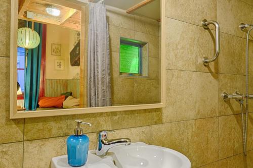 Lavender Circus Hostel Doubles & Ensuites - image 3