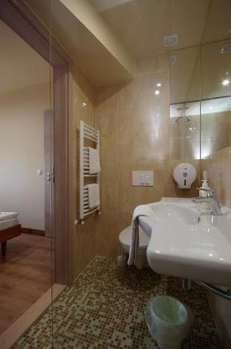 Aqua Hotel - image 4