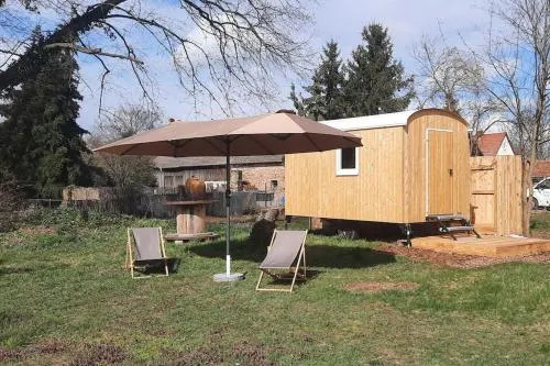 Zirkuswagen Glamping für 2 mit Veranda Küche Netflix Parken und Hofladen in Steinhöfel, Deutschland