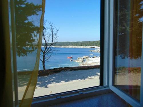  Apartment Rajka - 20m from beach, Pension in Koromačno