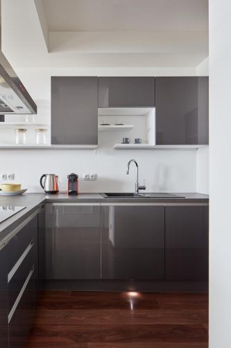 Prague Days - One-bedroom Apartment with Balcony and Garage Parking near the Vltava River in Holešovice - image 6