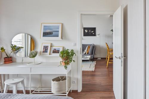Prague Days - One-bedroom Apartment with Balcony and Garage Parking near the Vltava River in Holešovice - image 10