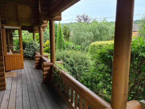 Balkons/terase, Countryside Log Cabin With Hot Tub - Beech in Aymestrey