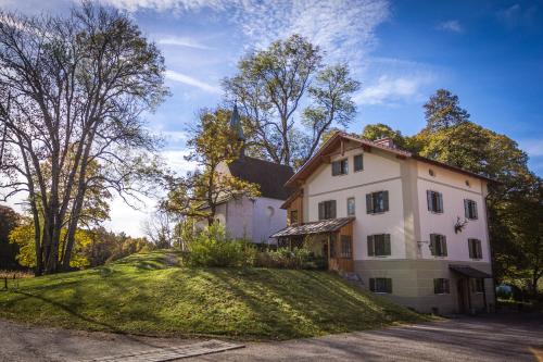 Wald Apartments bei Schlossgaststätte Hohenberg - Seeshaupt, südlicher Stanberger See, kostenfrei Parken, Ladestation für Auto und Fahrad, WLAN, Natur pur in Seeshaupt, Deutschland