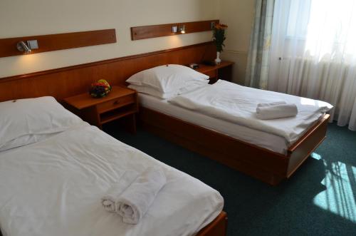 2 twin beds
