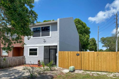 Sea La Vie - Townhome with Screened-In Patio!