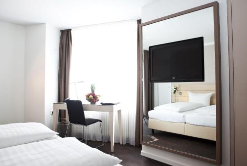 Manhattan Hotel - image 9
