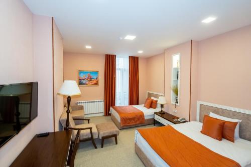 1 double bed, 1 twin bed