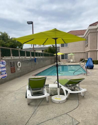 Comfort Suites Tulare - image 7