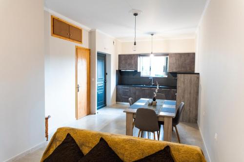 ห้องครัว, Walnut home apartment near Ancient Olympia in เครซเทนา