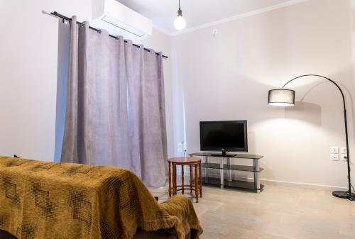Walnut home apartment near Ancient Olympia in เครซเทนา