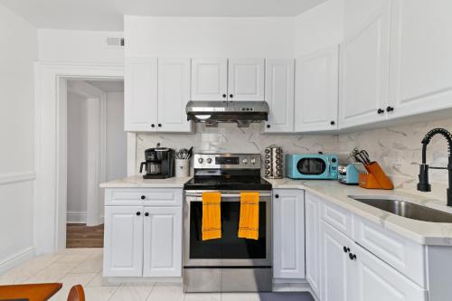 Orange Oasis in the Heart of East Rock with FREE parking near DT and Yale in New Haven, USA