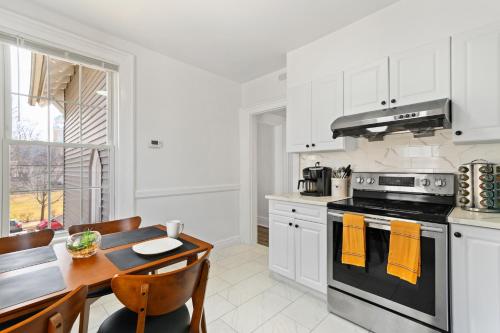Orange Oasis in the Heart of East Rock with FREE parking near DT and Yale in New Haven, USA
