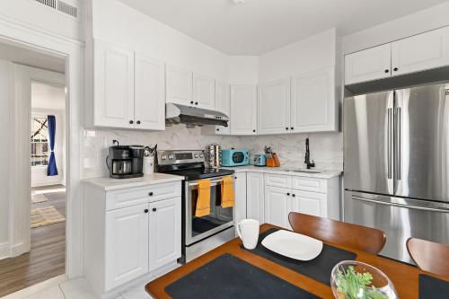 Orange Oasis in the Heart of East Rock with FREE parking near DT and Yale in New Haven, USA