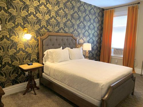 Naples Hotel Room Type - Deluxe Queen Suite