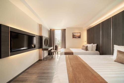 Deluxe Double or Twin Room image 5