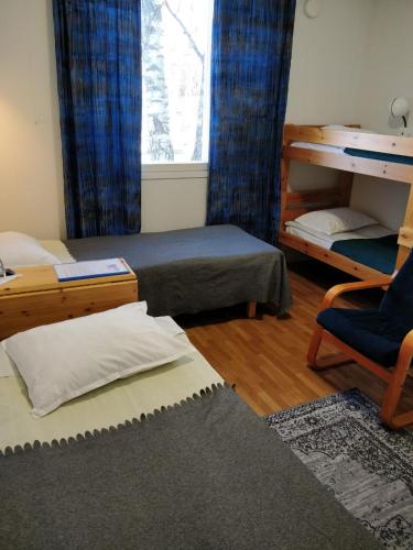 2 twin beds, 1 bunk bed