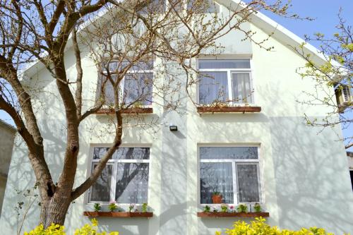Garden Cottage near Beach, Airport