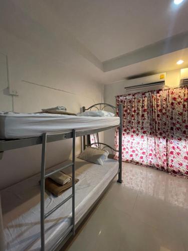 Phi Phi Paradise Hostel in Ko Phi Phi