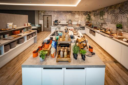 Ételek és italok, LOGINN Hotel Stuttgart Zuffenhausen in Korntal-Münchingen