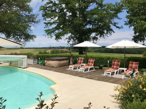 Private Gite with heated pool with retractable cover and hot tub gîte à louer Le Puy