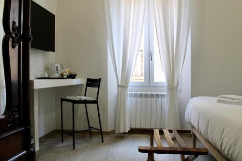 Deluxe Double or Twin Room image 7