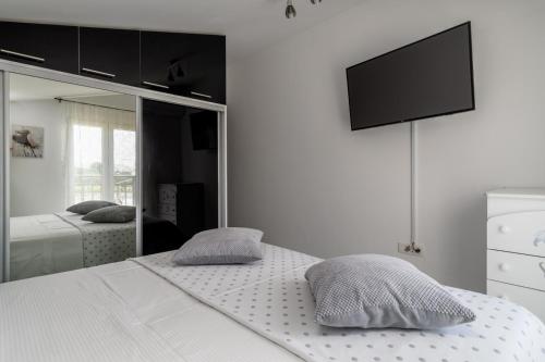 Villa Suker - Jacuzzi Pool Sauna - image 8