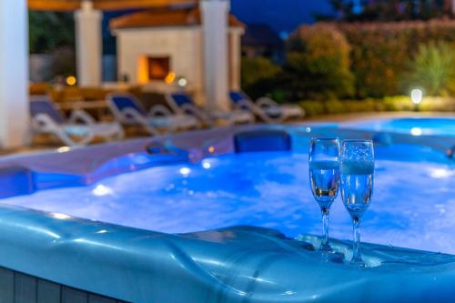 Villa Suker - Jacuzzi Pool Sauna - image 14