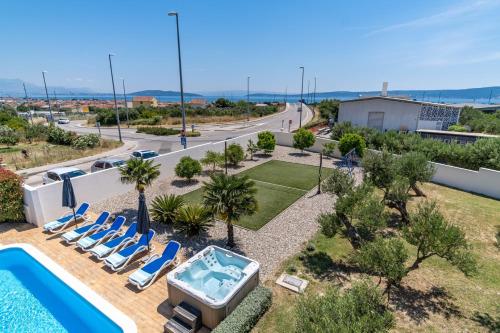 Villa Suker - Jacuzzi Pool Sauna - image 13