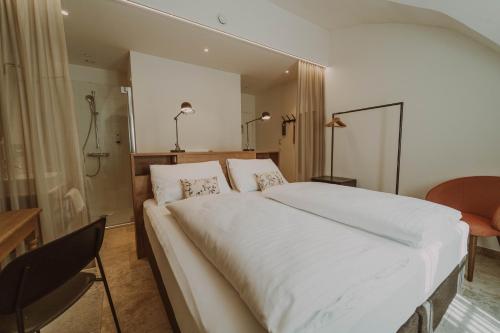 1 queen bed