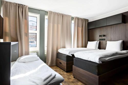 3 twin beds