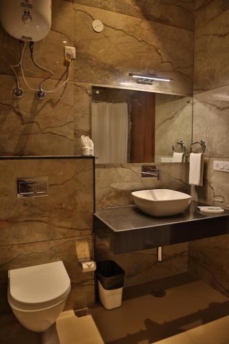 Bathroom, Mannat Resort Paota in Kotputli