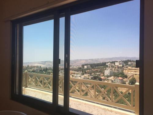 4 bedrooms house with city view balcony and wifi at Amman photo 4