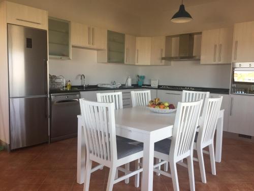 4 bedrooms house with city view balcony and wifi at Amman photo 3