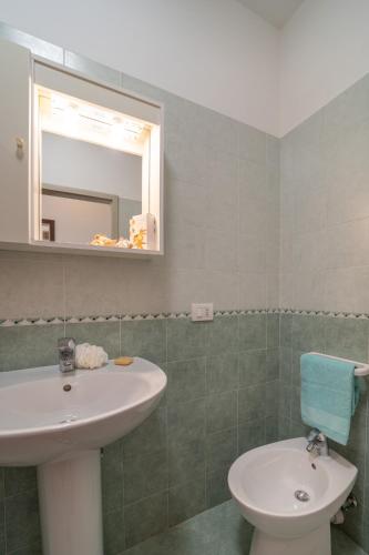 One-Bedroom Apartment image 3