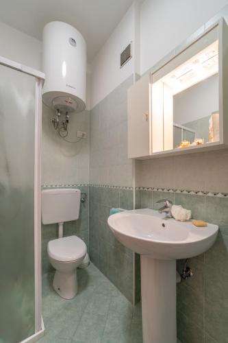 One-Bedroom Apartment image 4