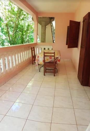 발코니/테라스, Spacious apartment with sea view in Bandrele, 170 m². in 시롱기