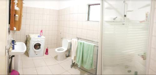 화장실, Spacious apartment with sea view in Bandrele, 170 m². in 시롱기