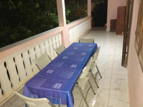 발코니/테라스, Spacious apartment in Bandrele with terrace, BBQ in 시롱기