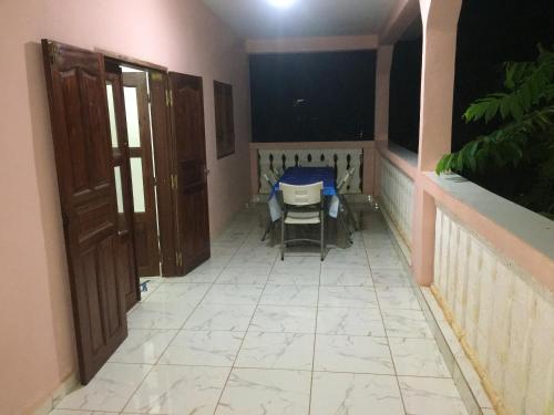 발코니/테라스, Spacious apartment in Bandrele with terrace, BBQ in 시롱기