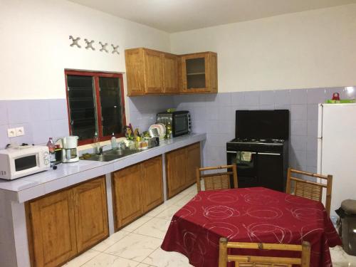 주방, Spacious apartment in Bandrele with terrace, BBQ in 시롱기