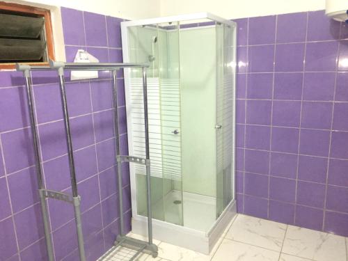 화장실, Spacious apartment in Bandrele with terrace, BBQ in 시롱기