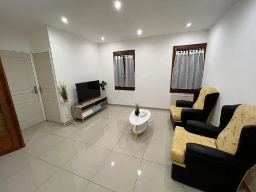 Grande maison de 120m2 avec cour / 4 chambres gîte à louer Villariès