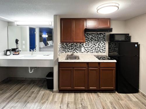Blue Wave Inn - image 14