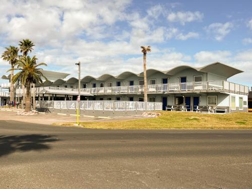 Blue Wave Inn - image 6