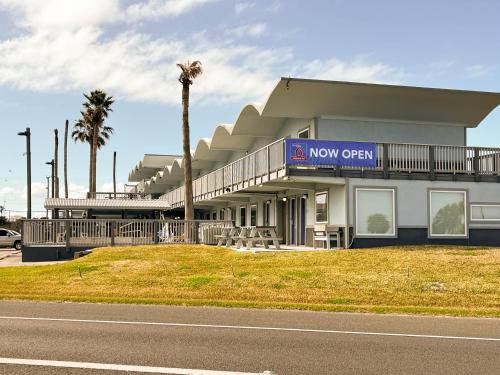 Blue Wave Inn - image 4