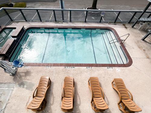 Blue Wave Inn - image 11