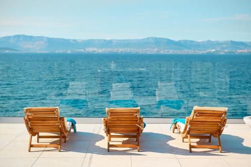 SEAFRONT NORTH HOUSE - new luxury three-bedroom villa - unforgettable panoramic views of the sea - r – khách sạn tại Sutivan